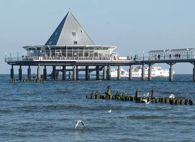 im Usedom Urlaub in Heringsdorf auf der Seebrücke flanieren 