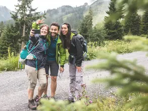Gruppe von Wanderern, die in den Bergen wandern.