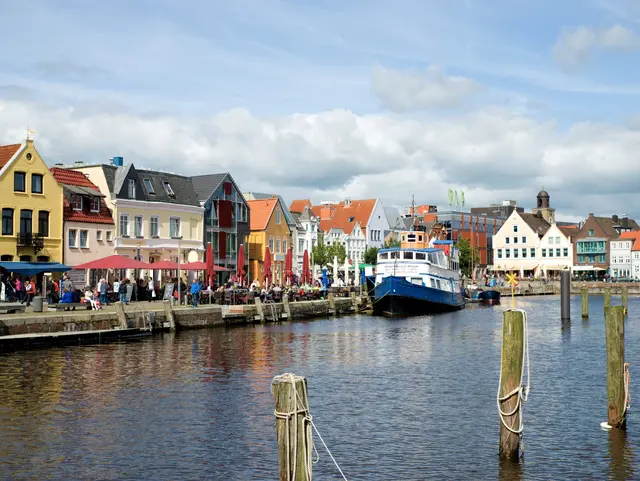 Blick auf den Hafen von Husum, Nordfriesland, Schleswig-Holstein