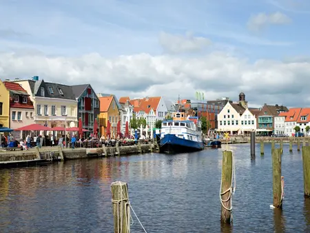 Blick auf den Hafen von Husum, Nordfriesland, Schleswig-Holstein