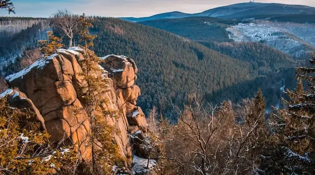 Rabenklippe im Harz – Urlaub auf dem Land mit Felsenpanorama - © Joppi, adobe stock Die Rabenklippe im Harz mit hohen Felsformationen über einem bewaldeten Tal und Blick auf die umliegenden Berge.
