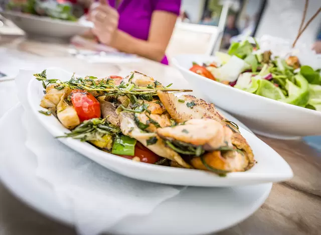 im Urlaub auf dem Bauernhof am Chiemsee eine Schifffahrt zur Fraueninsel machen und in den Cafés eine fangfrische Chiemsee-Renke genießen