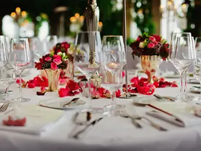 Gedeckte Festtafel - © Pixabay.com, Igor Link Gedeckter Tisch bei einem Fest auf dem Land