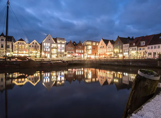 im Urlaub an der Nordsee den Hafen in Husum bei Nacht besuchen