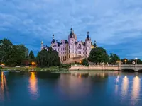 Schloss Schwerin - © Nattawit, AdobeStock Blick auf das Schloss Schwerin bei Dämmerung