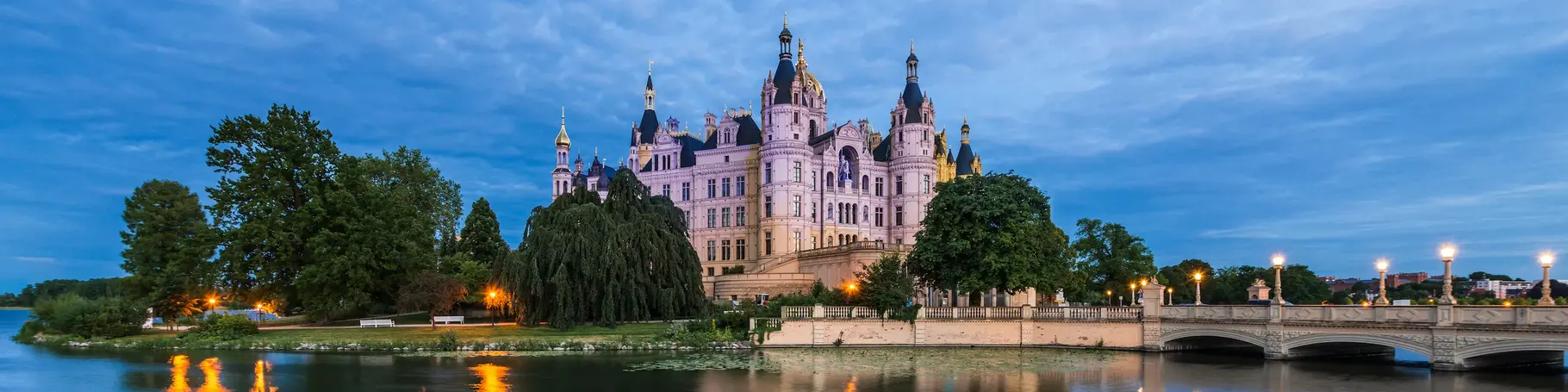 Blick auf das Schloss Schwerin bei Dämmerung