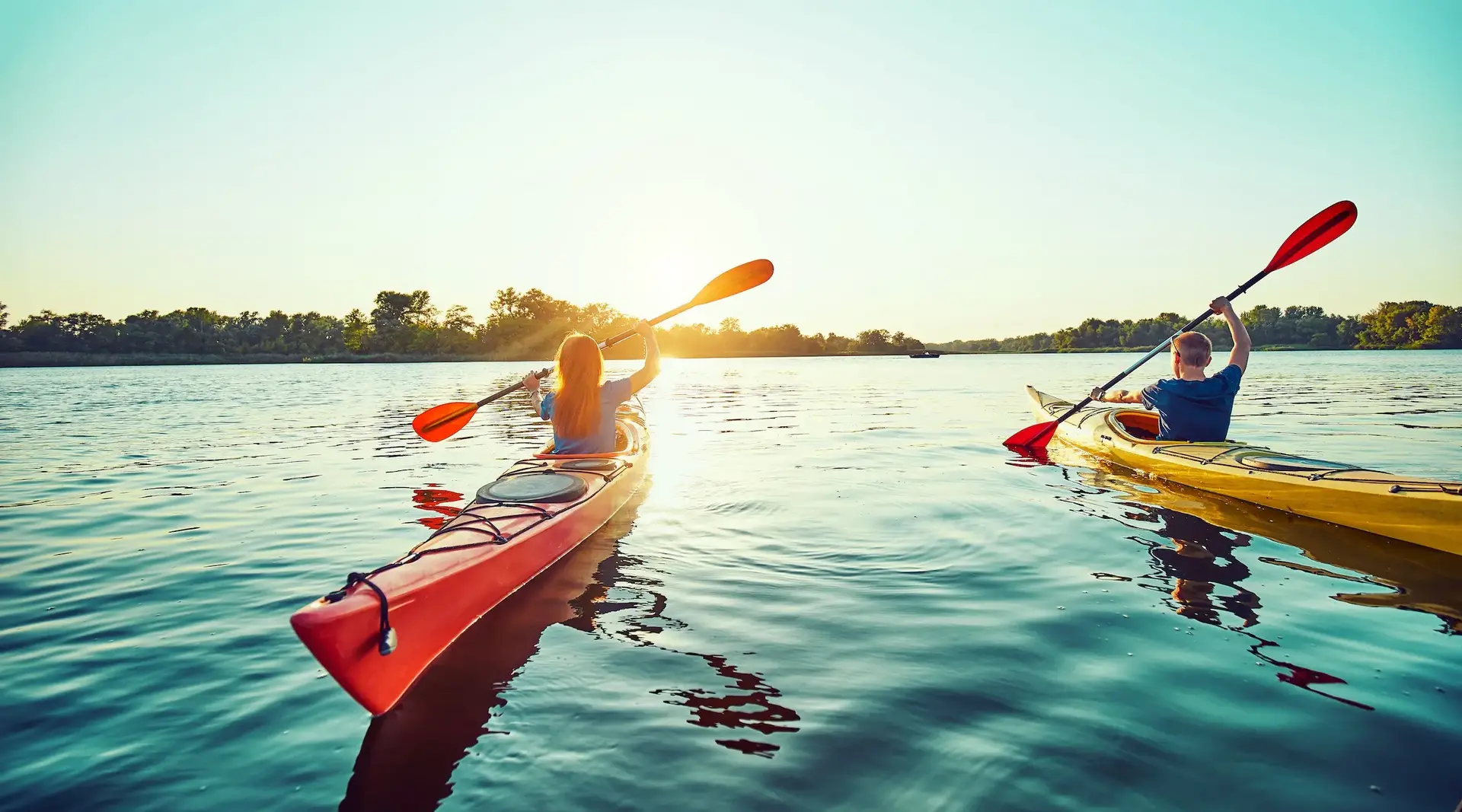 Kajakfahren auf dem See bei Sonnenuntergang - © 6okean, adobe stock Kajakfahrer auf einem See bei Sonnenuntergang