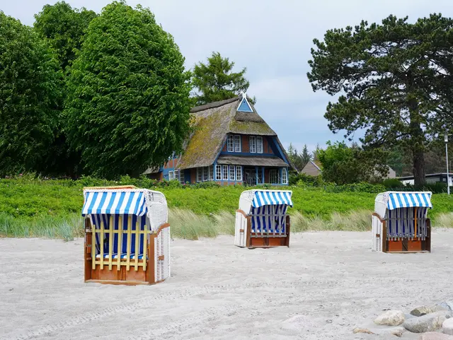 Strandkörbe vor einem Reethaus in Sierksdorf