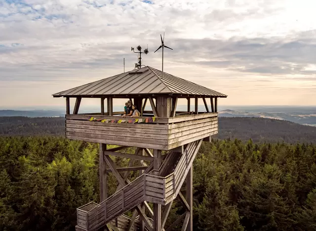 im urlaub in der Oberpfalz den Oberpfalzturm im Naturpark Steinwald besteigen