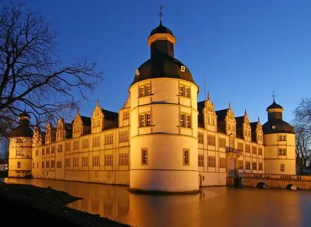 Im Bauernhofurlaub im Teutoburger Wald das Schloss Neuhaus und die Parkanlage in Paderborn besuchen.