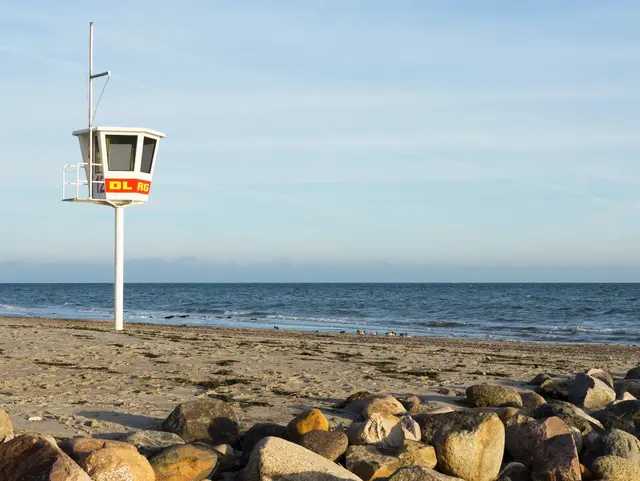 Strand im Ostseebad Dahme mit DLRG-Turm, Deutschland