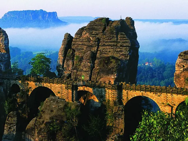 Die Basteibrücke an der Elbe in der Sächsischen Schweiz bietet einen herrlichen Ausblick zur Festung Königstein.