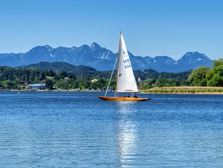 im Urlaub auf dem Bauernhof am Chiemsee eine Segeltour machen