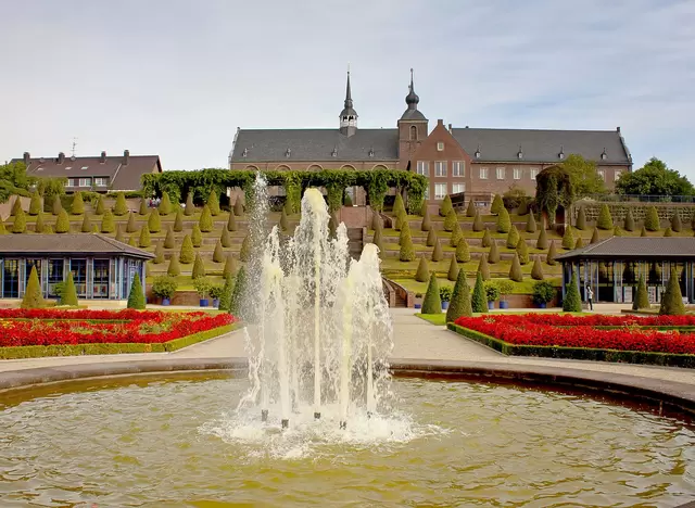 im Urlaub am Niederhein das Kloster Kamp in Kamp Lindfort besuchen. Es ist das erste Zisterzienserkloster im damaligen deutschsprachigen Raum.