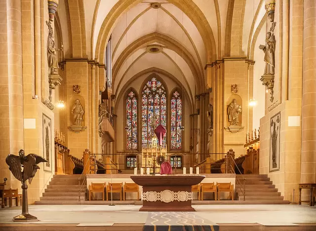 Im Bauernhofurlaub im Teutoburger Wald die Stadt Paderborn und den Hohen Dom besuchen. 