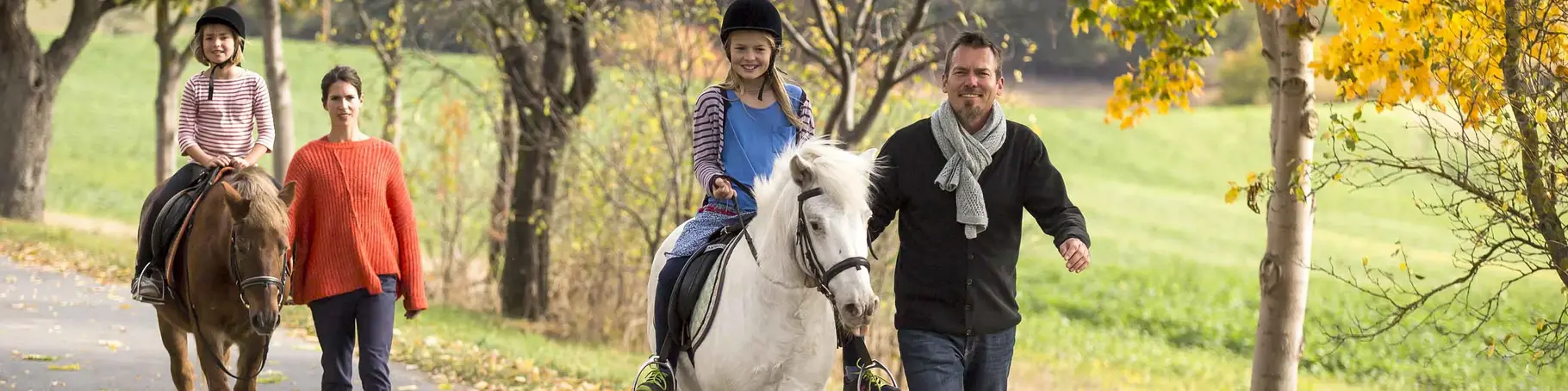 Geführtes Ponyreiten ist eine beliebte Freizeitaktivität im Familienurlaub in Thüringen.