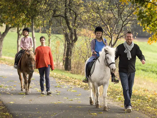 Geführtes Ponyreiten ist eine beliebte Freizeitaktivität im Familienurlaub in Thüringen.