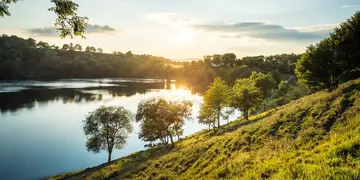 Landurlaub und Urlaub auf dem Bauernhof Abendstimmung am Weinfelder Maar (Totenmaar) in der Eifel, Deutschland