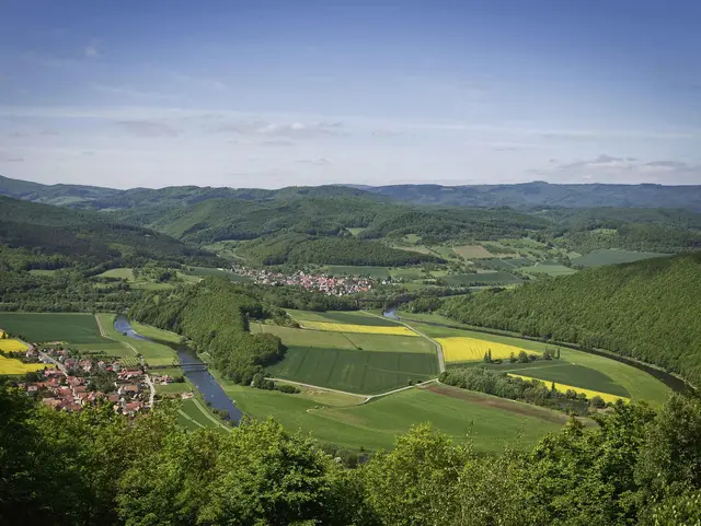 im Eichsfeld Urlaub zur Teufelskanzel wandern und den Blick auf die Werraschleife bei Lindewerra genießen