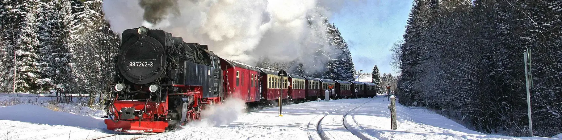 Bei einem Urlaub im Harz kann man mit der Harzer Schmalspurbahn von Nordhausen auf den Brocken fahren.