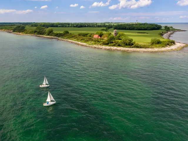 Vogelperspektive auf Segelboote vor der Ostseeinsel Fehmarn