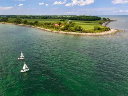 Vogelperspektive auf Segelboote vor der Ostseeinsel Fehmarn