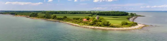 Segelboote vor der Ostseeinsel Fehmarn - © Raphael_Koch, Adobe Stock Vogelperspektive auf Segelboote vor der Ostseeinsel Fehmarn