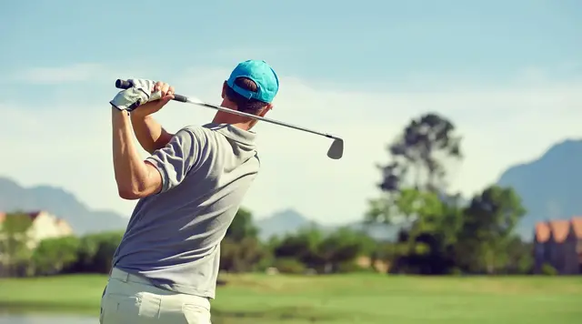 Golfspielen in ländlicher Umgebung - © Daxiao Productions, adobe stock Golfer auf einem Golfplatz in ländlicher Umgebung