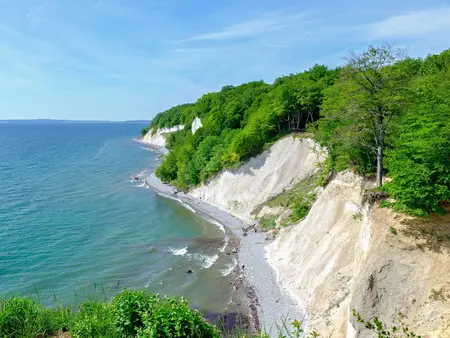 Blick auf die Kreidefelsenküste auf der Ostseeinsel Rügen und links davon das Meer