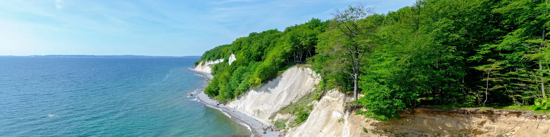 Blick auf die Kreidefelsenküste auf der Ostseeinsel Rügen und links davon das Meer