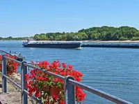 Rheinpromenade der Stadt Rees - © Pixabay.com, im Urlaub am Niederrhein die Schiffe auf der Rheinpromenade in Rees bestaunen