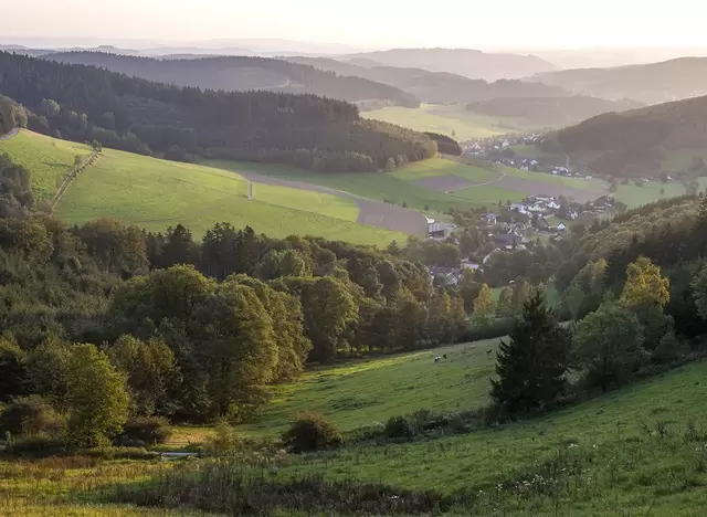 im Wanderurlaub auf dem Rothaarsteig im Siegerland die Aussicht genießen