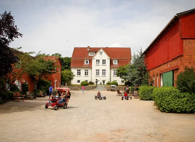 im Bauernhofurlaub in Schleswig-Holstein mit anderen Kindern auf dem Hof spielen