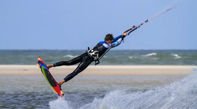 Kitesurfen an der Küste in ländlicher Umgebung - © Bittner KAUFBILD.de, adobe stock Kitesurfer auf einem Küstengewässer in ländlicher Umgebung