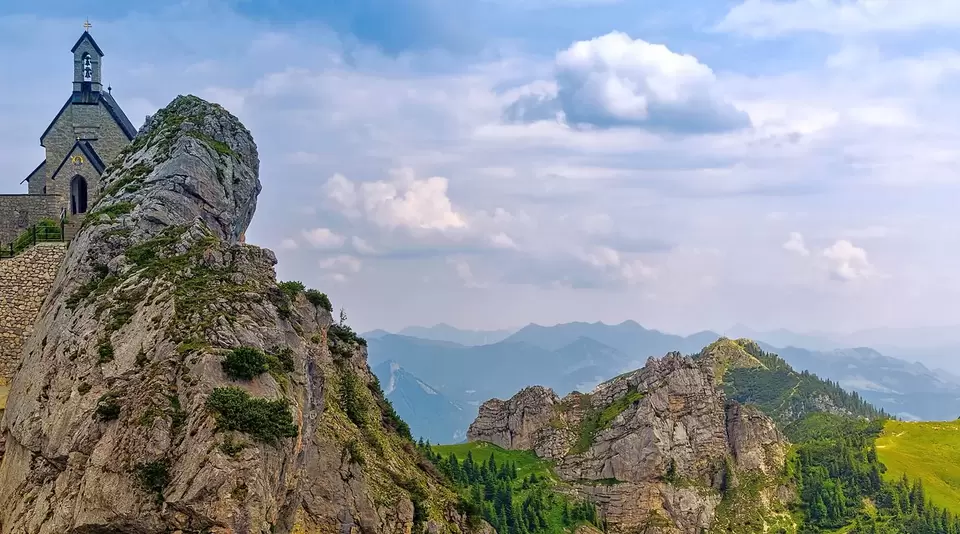 im Wanderurlaub am Chiemsee zur Bergkirche am Wendelstein wandern