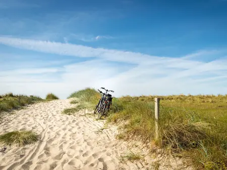 Fahrräder am Strandaufgang, Urlaub an der Ostsee