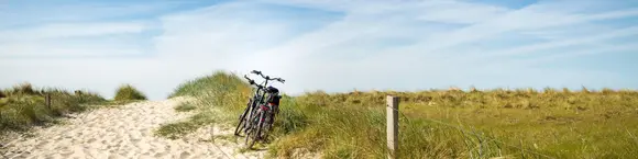 Fahrräder am Strandaufgang an der Ostsee - © js-photo, Adobe Stock Fahrräder am Strandaufgang, Urlaub an der Ostsee