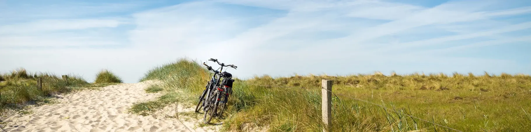 Fahrräder am Strandaufgang, Urlaub an der Ostsee