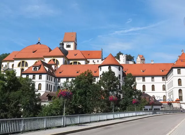 im Urlaub auf dem Bauernhof im Allgäu das Benediktinerkloster St. Mang in Füssen besuchen