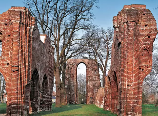 im Urlaub in Vorpommern durch die Ruine Eldena in Greifswald spazieren