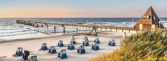 Sonnenaufgang am Strand von Koserow, Usedom - © travelview, AdobeStock Strandkörbe bei Sonnenaufgang am Strand des Ostseebads Koserow auf Usedom