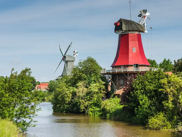 Blick auf die rote Greetsieler Windmühle auf Ostfriesland