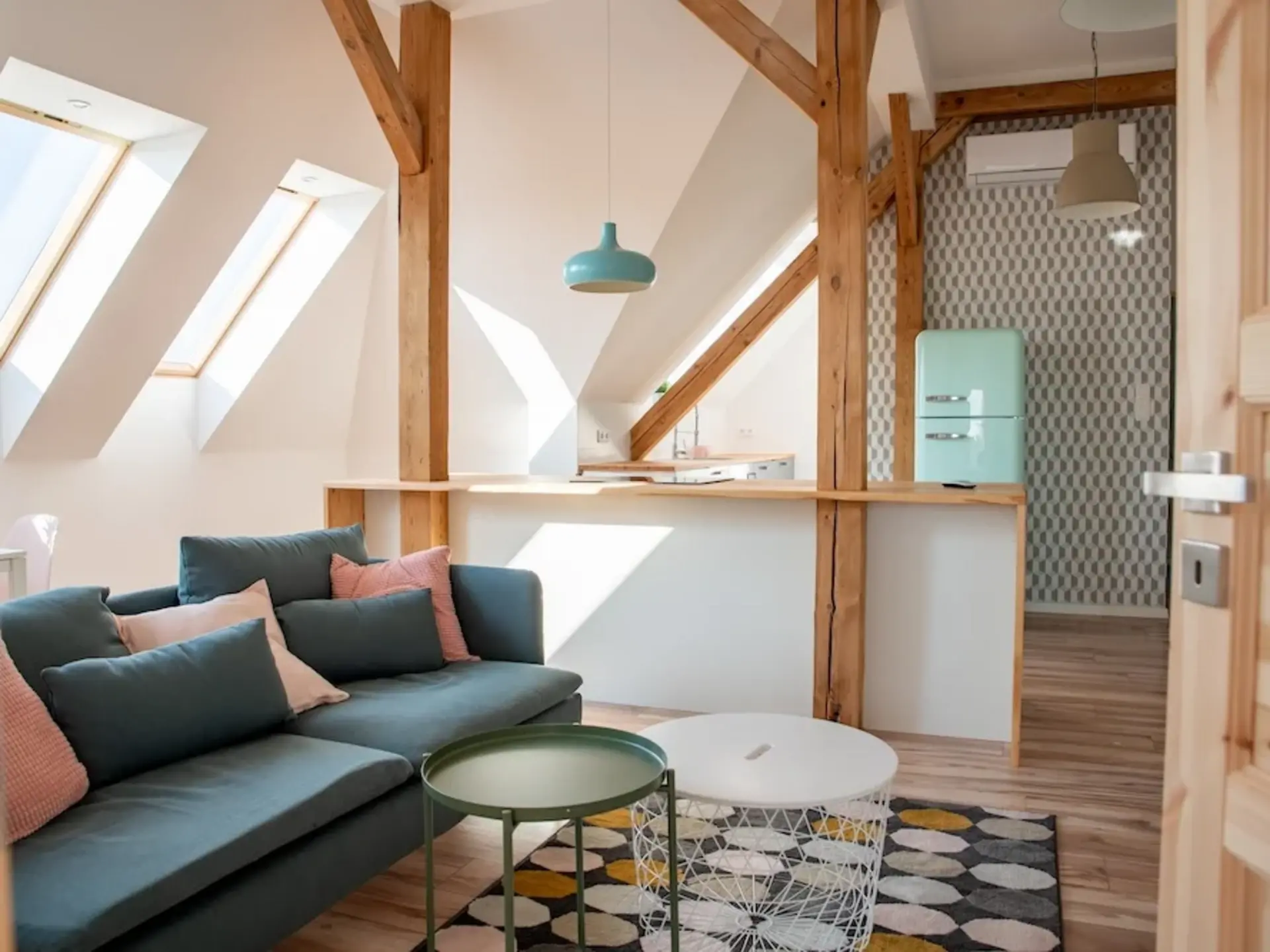 Urlaub mit Charme – Ihre Ferienwohnung im Grünen - © Daniel Jędzura, adobe stock Gemütlich eingerichtete Ferienwohnung mit sichtbaren Holzbalken, die eine warme und naturnahe Atmosphäre inmitten ländlicher Umgebung ausstrahlt.