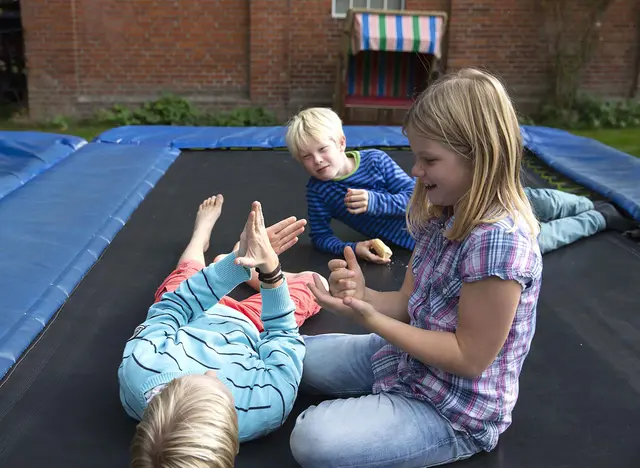 im Urlaub mit Kindern auf dem Bauernhof in Schleswig-Holstein gibt es viele Platz zum Toben und einen Spielplatz mit Trampolin