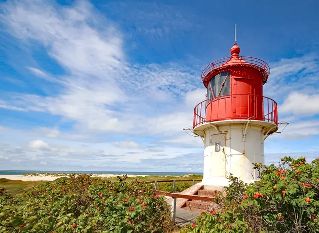 im Urlaub auf Amrum in Nordfriesland den Leuchtturm in Norddorf besuchen