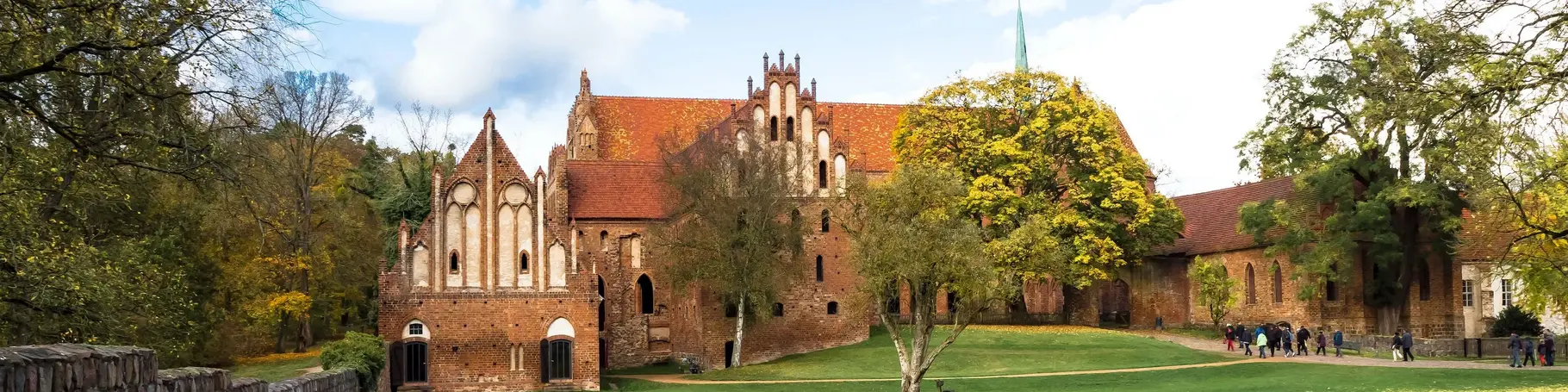 Außenansicht des Kloster Chlorin mit Klostergarten im Barnimer Land in Brandenburg