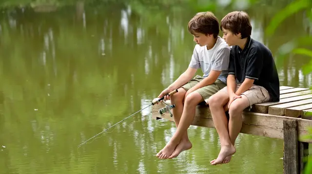 Angeln am See beim Urlaub auf dem Land - © Markus Bormann, adobe stock Zwei Kinder angeln an einem See von einem Holzsteg aus