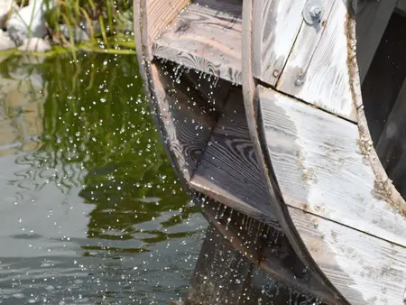 Urlaub in Mühlen: Technik erleben, Wasserrad dreht sich im Wasser