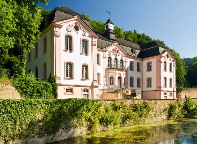 Im Urlaub auf dem Bauernhof in der Eifel eine Radtour auf dem 60 Kilometer langen, familienfreundlichen Sauertalradweg machen, der am Schloss Weilerbach in Bollerndorf vorbeiführt.