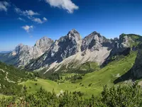 Tannheimer Tal: Berglandschaft - © Adrian72, adobe stock Bergpanorama mit Almwiesen und Wanderwegen im Sommer